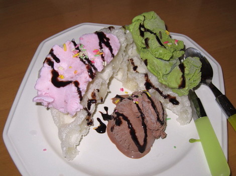 もっふるとアイスのチョコソースがけ